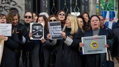 Letrados judiciales apoyando este viernes al comit de huelga a las puertas del Ministerio de Justicia en Madrid.