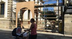 El desmontaje de la decoraci�n de la Feira Franca se inici� ayer. En la imagen, el acceso al centro hist�rico desde la plaza de Espa�a. 