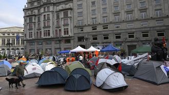 la acampada por la vivienda que se estableci� anoche, viernes, en la plaza de La Escandalera, en Oviedo