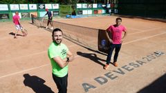 Juan Rodríguez y Juan Francisco Fernández trabajan para mantener la pista en las mejores condiciones.