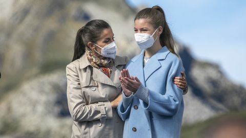 La reina Letizia abraza a la infanta Sofa, en un momento de la visita a El Puerto de Somiedo