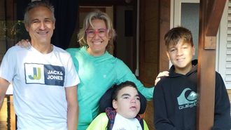 De izquierda a derecha: Vctor y Mara junto a sus hijos Ibn y Vctor