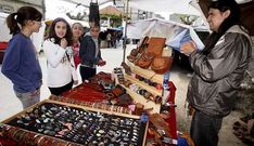 En otras localidades de la zona, como A Estrada (en la foto) hay feria de artesan�a.