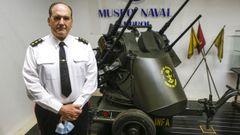 El director del Museo Naval, Juan L�pez Lari�o, posa ante una ametralladora antia�rea en la nueva sala dedicada a la Infanter�a de Marina