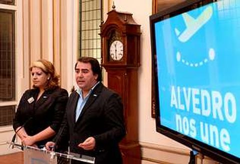 <span lang= es-es >Diez mil euros en pines y pegatinas</span>. El alcalde y la concejala de Turismo presentaron ayer una campa�a de m�rketing para promocionar el aeropuerto en su �rea de influencia con el reparto de material de propaganda, incluyendo pines, pegatinas y carteles, en el comercio local.