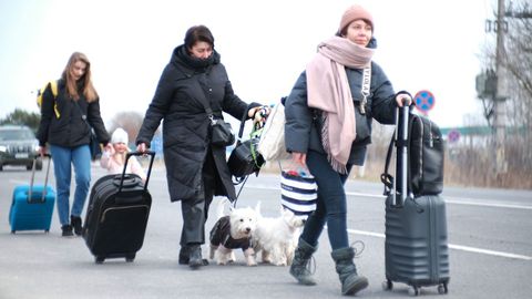 Civiles ucranianos en el puesto fronterizo de Beregrsurny, en Hungra