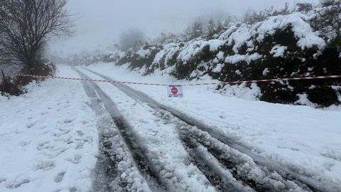 Cadenas en Covelo por la nieve