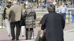 Imagen de archivo de una pareja de mayores paseando por Ferrol