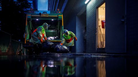 Los trabajadores de la basura de Bangkok, con sus trajes de protecci�n
