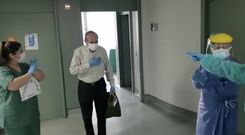 Manuel se va de alta despu�s de dos semanas ingresado en Vithas F�tima