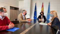 Belarmino Feito y Berta Pi��n en la reuni�n entre FADE y el Principado para analizar la evoluci�n de la pandemia