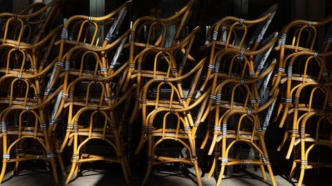 Sillas recogidas en las terrazzas de Barcelona