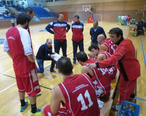 El entrenador, Alberto G�mez, da instrucciones en un tiempo muerto la pasada temporada. 