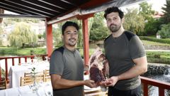 Benjam�n Rogelio y �ngel Cuquejo, del Bodeg�n Portovello de Allariz, con una pieza de chulet�n de buey que preparan para las Xornadas de Carne de Boi.
