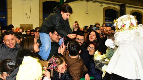 Reparto de caramelos por parte de los Reyes Magos en la estacin