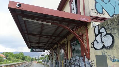 Tambi�n el 5 de mayo de 1913 se inaugur� la de Pontedeume, que en los �ltimos tiempos es v�ctima de pedradas y pintadas