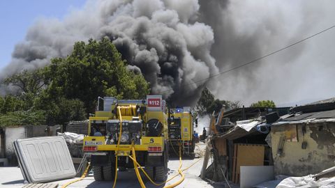 Miembros del cuerpo de Bomberos trabajan en las labores de extinci�n de un incendio en el pol�gono de Silvota