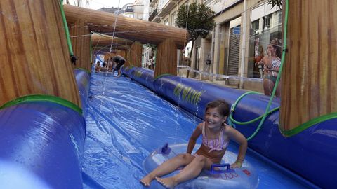 HINCHABLES DE AGUA Y UN SUPER TOBOGAN POR LAS COMPRAS HECHAS  EN COMERCIOS DE LA  ASOCIACION DE EMPRESARIOS DE RIBEIRA