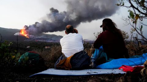 Una pareja observa cmo el volcn Cumbre Vieja sigue en erupcin desde Tacande de Arriba