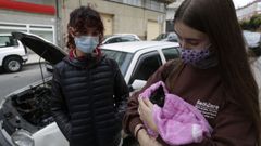 Una chica rescata un gato que se escondi� en el motor de un turismo