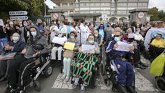 Trabajadores y residentes, en la concentraci�n que protagonizaron este jueves a las puertas del CAMF