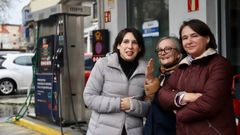 Mar�a Jes�s Lorenzana, conselleira de Econom�a, primera por la izquierda, visit� la gasolinera Gonz�lez Ferro de Mora�a.