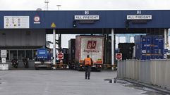 Camiones pasan un control en el puerto de Zeebrugge (B�lgica). 