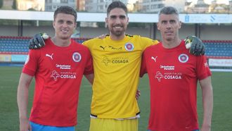 El portero Álex Cobo, en el centro de la imagen, con la camiseta del UD Ourense