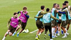 Javi Rueda y Fer L�pez, durante un juego en el inicio del entrenamiento previo al partido. Los c�lticos parecen haber recuperado la sonrisa despu�s de dos d�as duros.