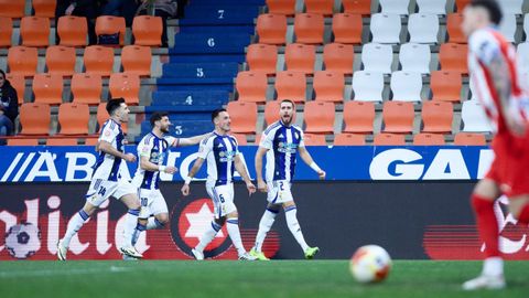 Jugadores de la Ponferradina festejando el 0-1 en el partido en el &Aacute;ngel Carro.
