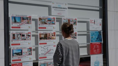 Os mozos recorren ás inmobiliarias, pero tamén ás redes sociais para atopar casa