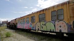 Pintadas en vagones estacionados en v�a muerta en la estaci�n coru�esa de San Crist�bal.