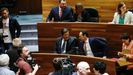 Adri�n Barb�n charla con Gimena Llamedo, mientras una fila por debajo, Javier Fern�ndez hace lo propio con Guillermo Mart�nez, ante la expectaci�n de los medios