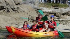 Foto de archivo de una actividad de kayak en A Illa de Arousa