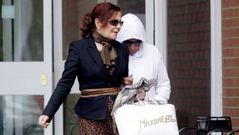 Remedios Nieto Mayo, con capucha blanca.