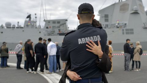 Despedidas antes de la partida de la fragata �lvaro de Baz�n.