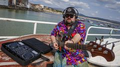 Abdn Santos, de Corrubedo, trabaja como DJ y es bajista en el grupo Os Bugis