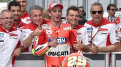 Iannone celebra la pole con su equipo