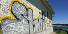 Pintadas en una de las fachadas de la Capilla de San Miguel.
