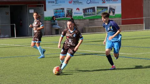 Carla García, conduciendo el balón en el choque de la EFM Concello de Boiro contra el Friol.