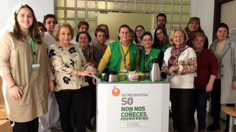 El llamado «carrito Don Amable» fue presentado por responsables de la Asociación Española contra el Cáncer y del hospital, así como por miembros del grupo de voluntarios que atienden este servicio