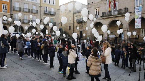 Paz Ourense.Lectura de manifiesto y suelta de globos en la praza Maior de Ourense