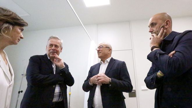 El conselleiro de Sanidade, Antonio G�mez Caama�o (izquierda), con la jefa de servicio del centro de salud de O Porri�o, el gerente del �rea sanitaria de Vigo y el alcalde de O Porri�o