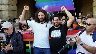 Los activistas agredidos Rub�n Ros�n (i) y Jorge Fern�ndez (d)durante una manifestaci�n en protesta por la agresi�n que sufrieron unos activistas durante las Fiestas de San Mateo, en la plaza del Ayuntamiento, a 19 de septiembre de 2026, en Oviedo, Asturias