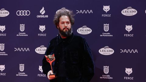 El director y montador Miguel ngel Trudu, posa con el premio al mejor triler por Polvo sern