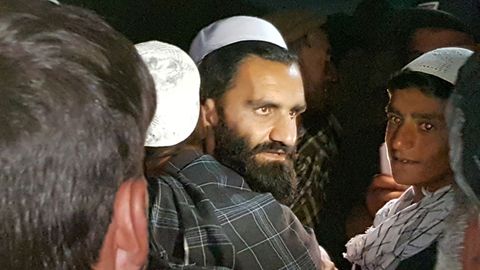 Un preso abraza a sus familiarea a su salida de la prisi�n de Bagram