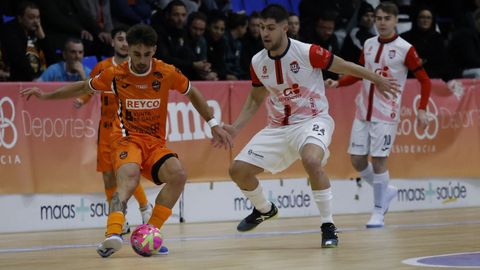 Mauro S&aacute;nchez mueve el bal&oacute;n durante el partido contra el Legan&eacute;s en el Vista Alegre.