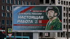 Un cartel en San Petersburgo anima a los rusos a alistarse en el ejrcito