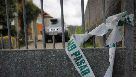 Portal de la vivienda del desaparecido, todav�a con restos del precinto de la Guardia Civil.
