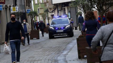 Un coche de la Polic�a Nacional, patrullando una calle de Ribeira